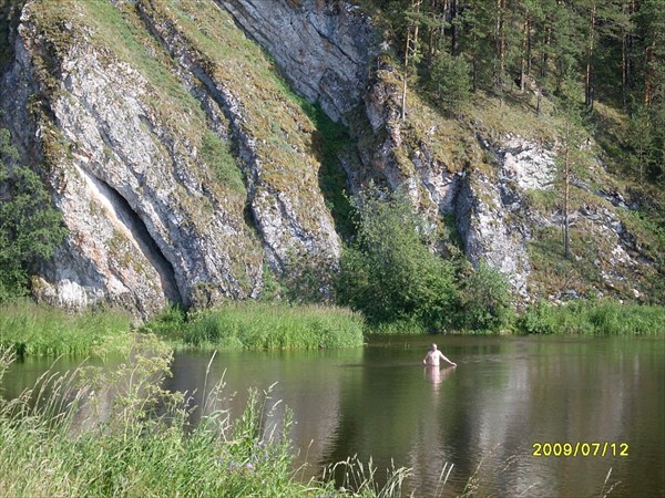 Купальное местечко напротив скалы